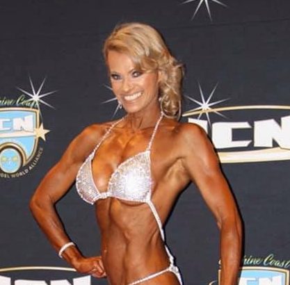 FIGURE SUIT IN WHITE/SILVER FABRICS